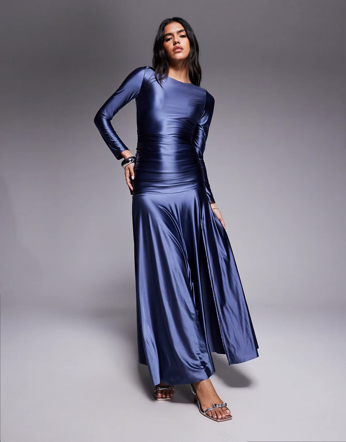 London – Maxikleid aus Jersey-Satin in Dunkelblau mit luftigem Rock, geraffter Taille und Seitenschlitz