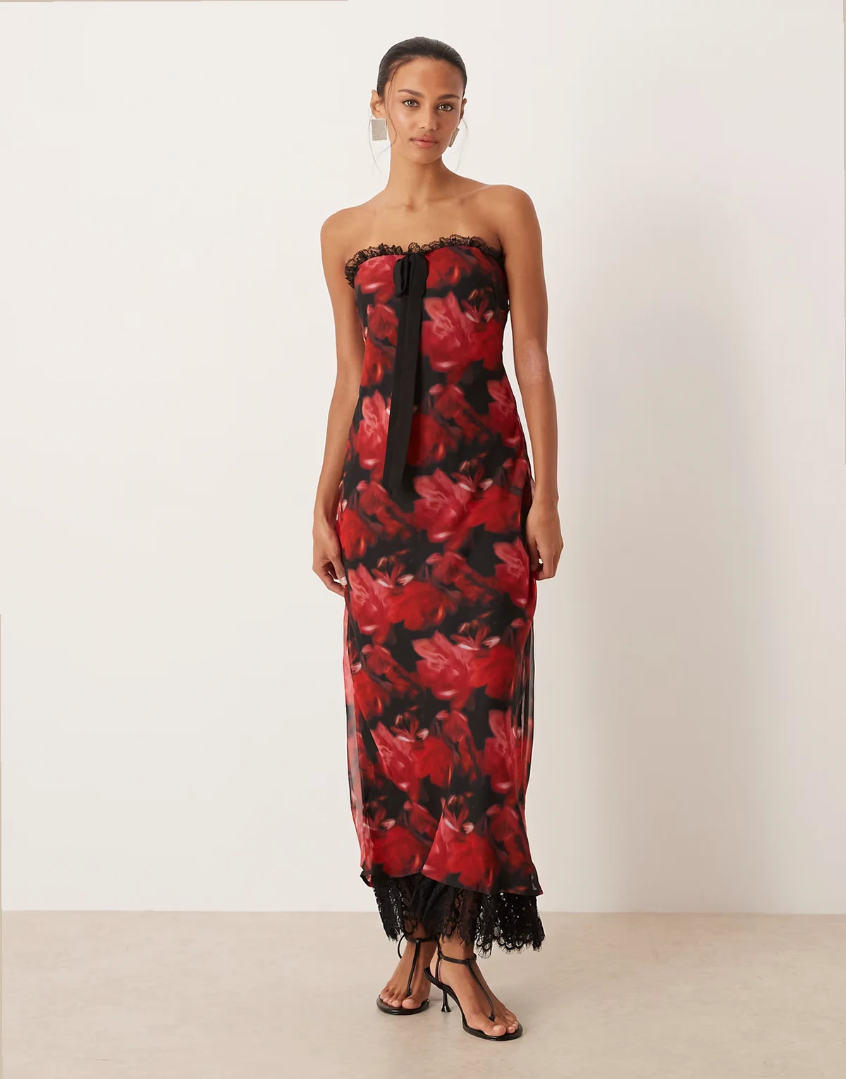 – Trägerloses Maxikleid mit romantischem Blumenmuster in Dunkelrot, Rückenausschnitt und Spitzensaum