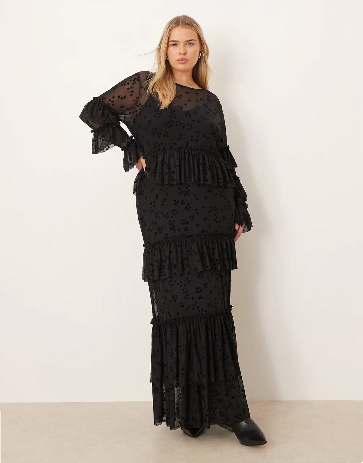 – Maxikleid aus Ausbrennersamt in Schwarz mit Rüschen und Sternmuster