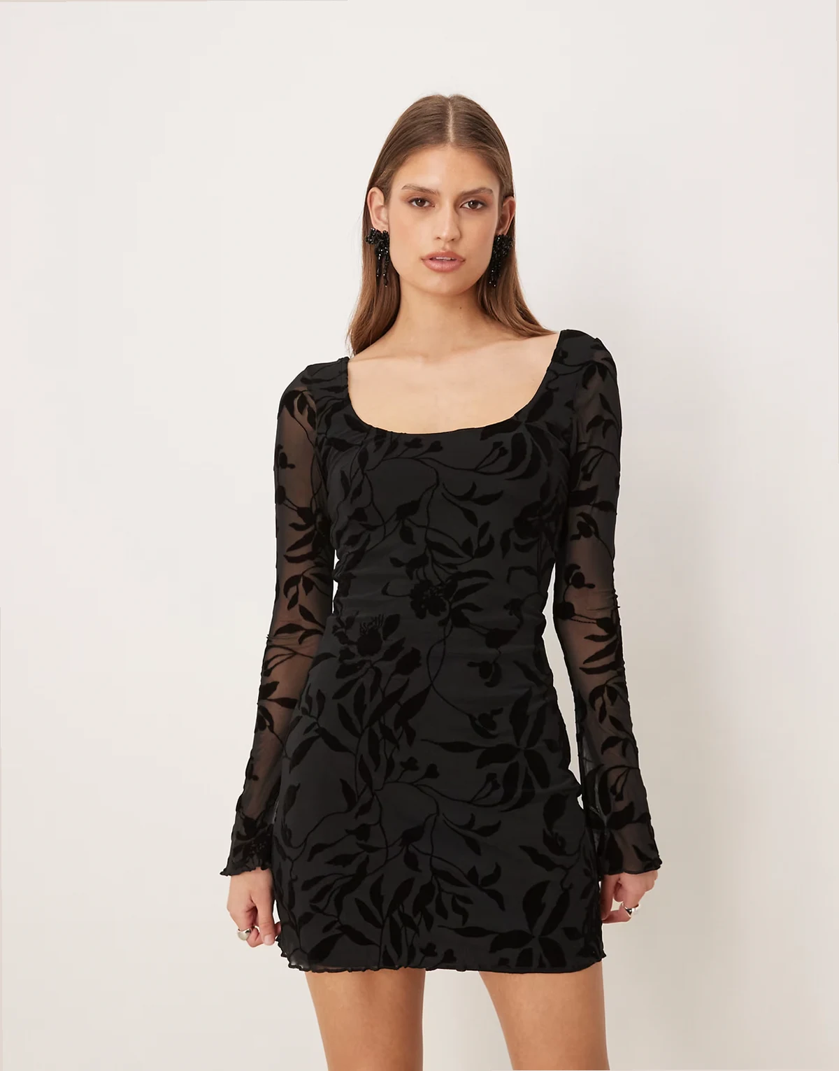 – Selca – Langärmliges Minikleid in Schwarz mit geflocktem Blumenmuster