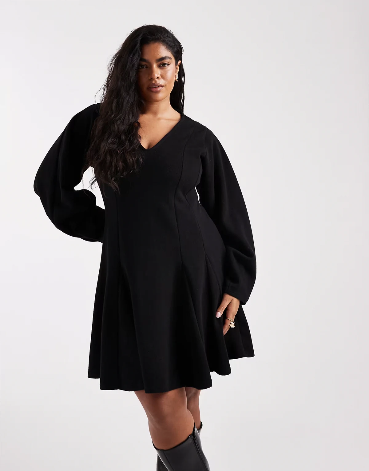 ASOS DESIGN Curve – Bardzo miękka czarna sukienka mini z dekoltem w szpic rozkloszowanym dołem i ozdobnymi szwami
