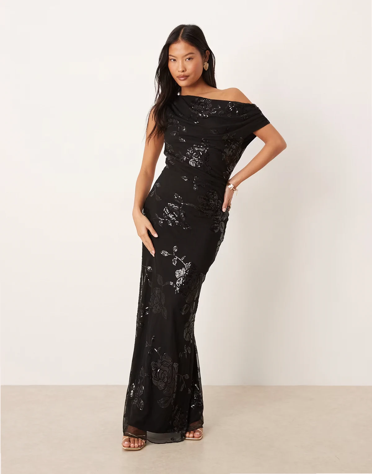 – Asymmetrisches Maxikleid in Schwarz mit Pailletten und abfallendem One-Shoulder-Design