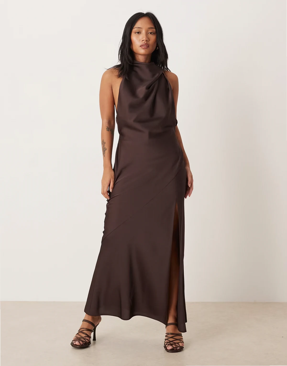 ASOS DESIGN Petite – Satin-Maxikleid in Schokobraun mit Neckholder und Wasserfallausschnitt auf der Rückseite