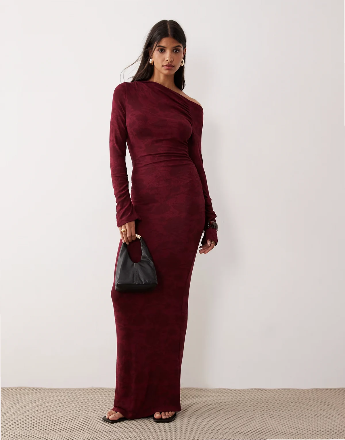 – Bordowa sukienka mini o kroju bodycon z asymetrycznym odkrytym ramieniem w kwiatowy wzór