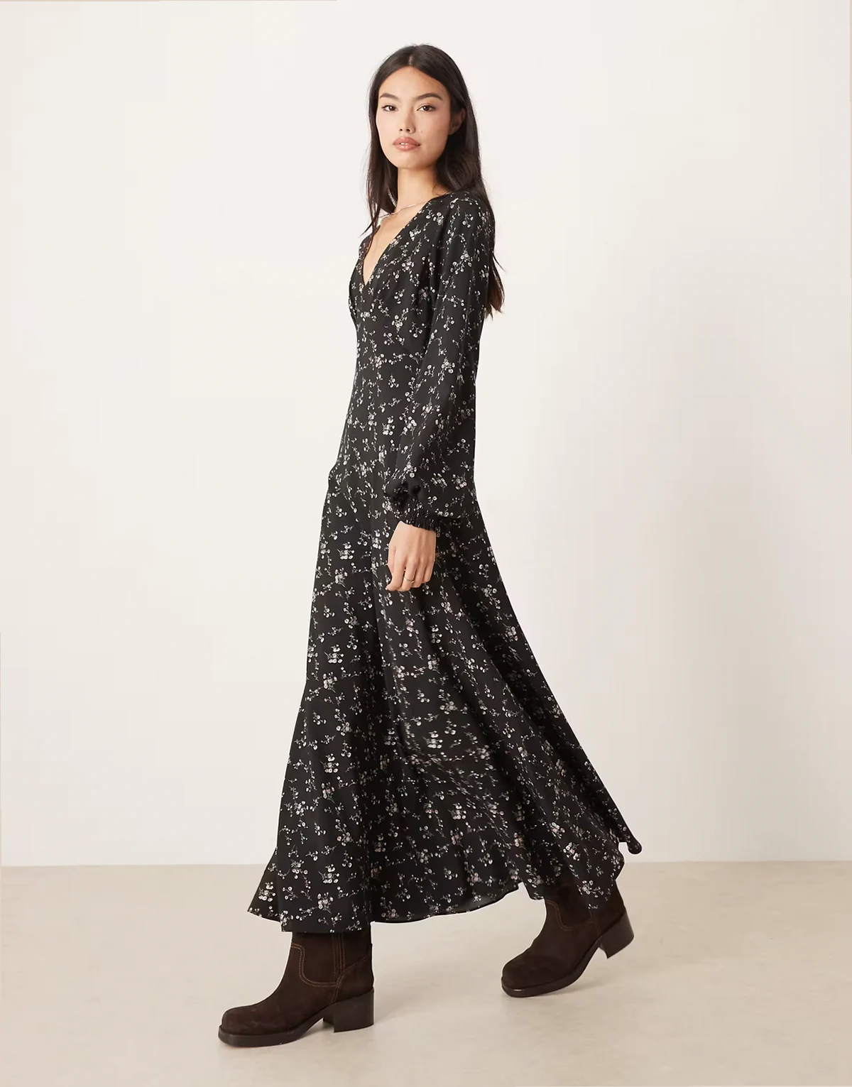 – Maxikleid mit Blümchenprint in Braun/Schwarz und V-Ausschnitt