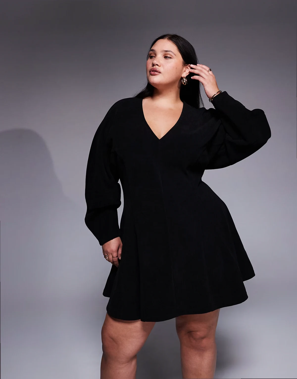 ASOS DESIGN Curve – Czarna sztruksowa sukienka mini z poszerzanymi rękawami