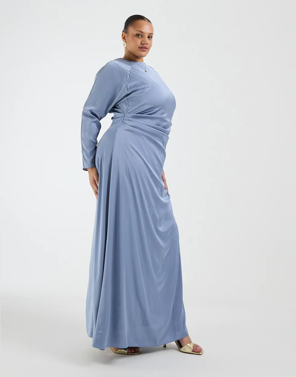 Bridesmaids – Satynowa sukienka maxi z długimi rękawami w zgaszonym niebieskim kolorze