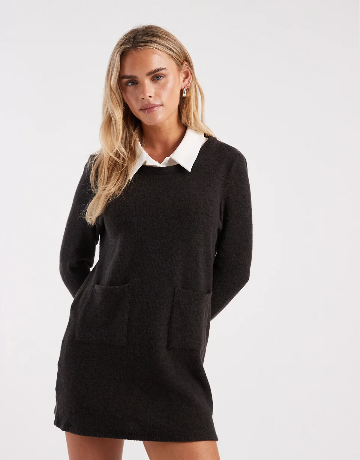 – Kurzes, langärmliges 2-in-1-Strickkleid in Schwarz mit Kragen aus Popeline