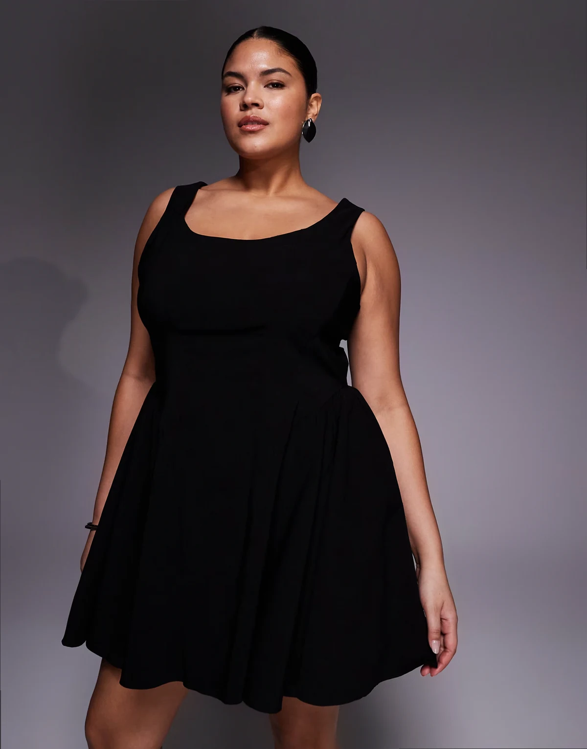 ASOS DESIGN Curve – Czarna profilowana zwiewna sukienka mini z dekoltem w kształcie litery U z bengaliny