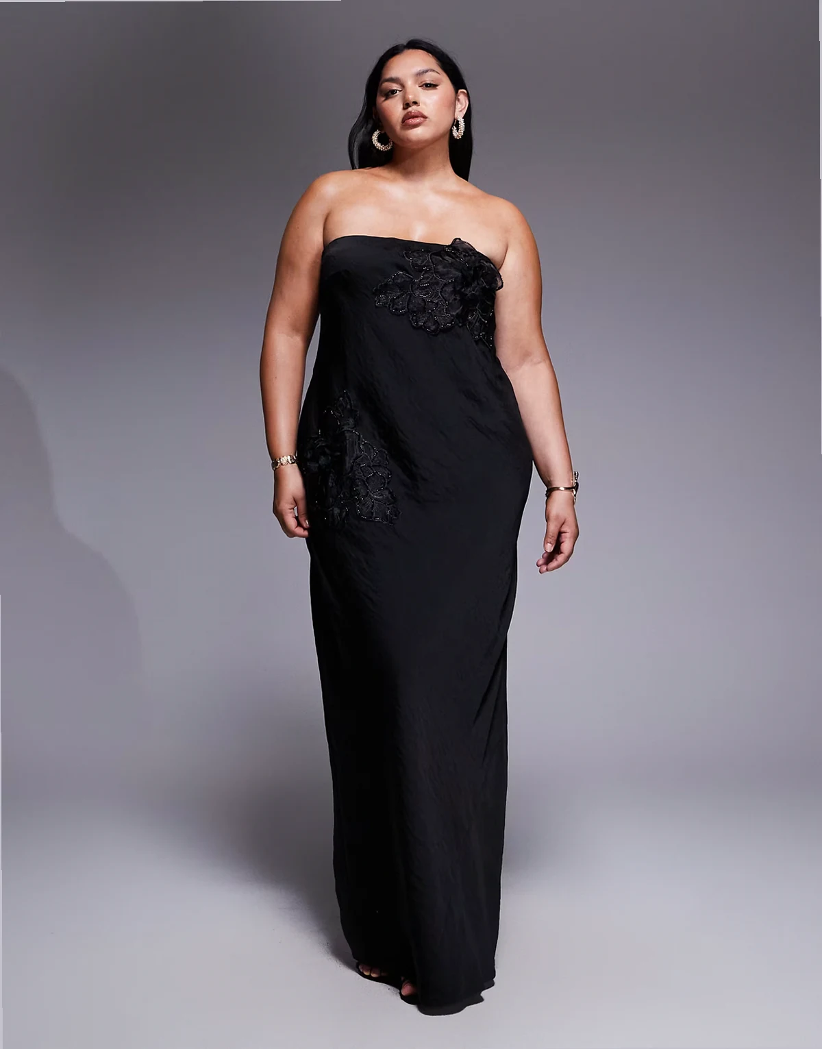 ASOS DESIGN Curve – Czarna sukienka midaxi z dekoltem bandeau i kwiatową aplikacją