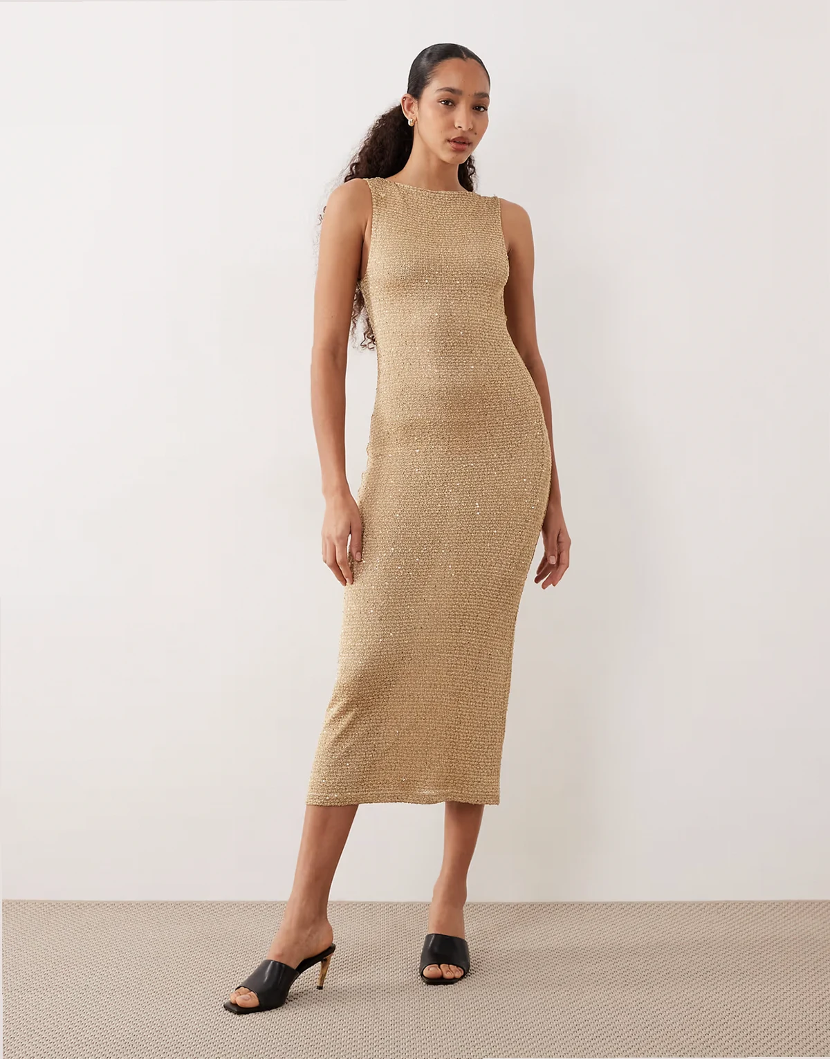 – Goldfarbenes Maxikleid mit kleinen Pailletten