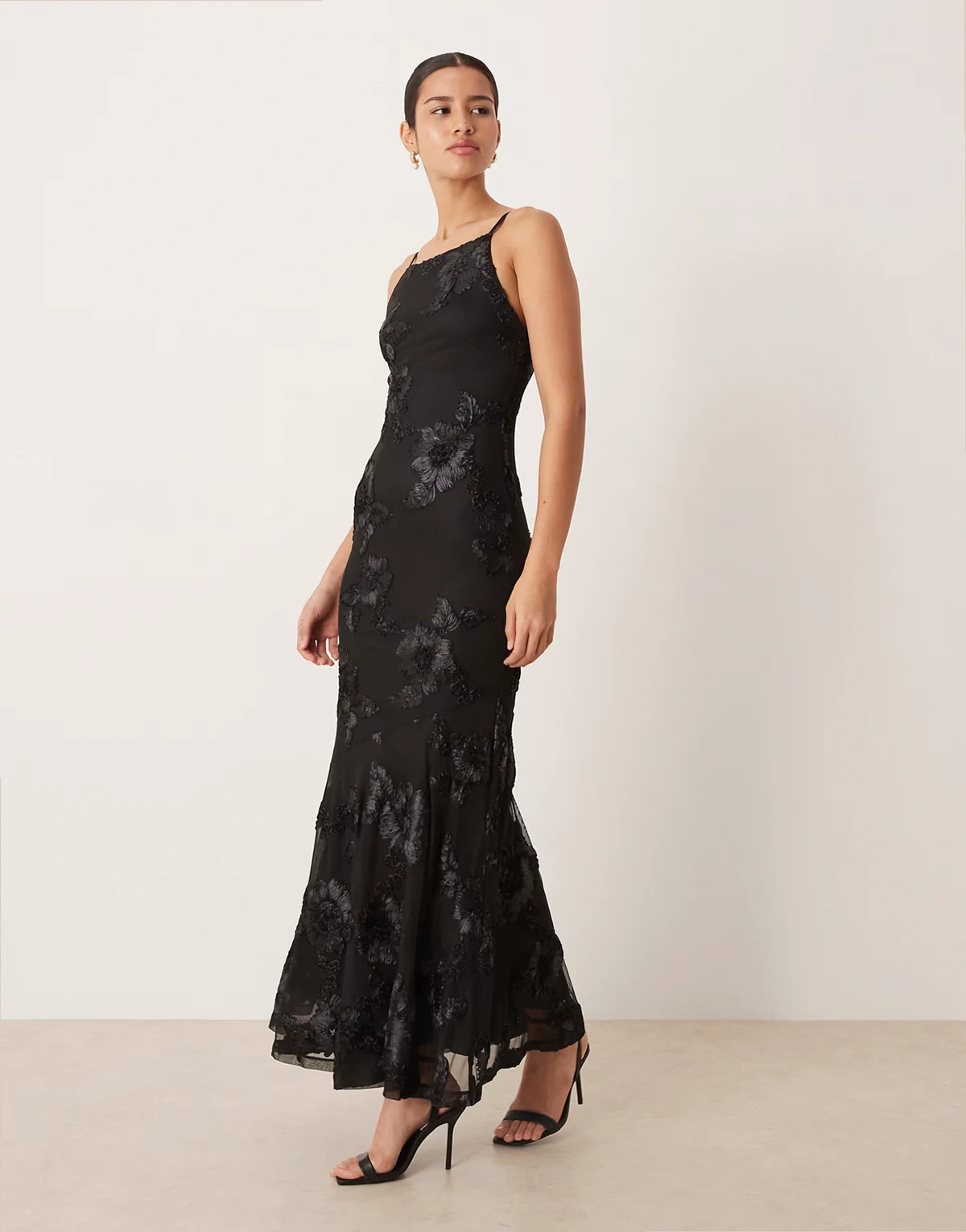 – Maxikleid in Schwarz mit Stickerei