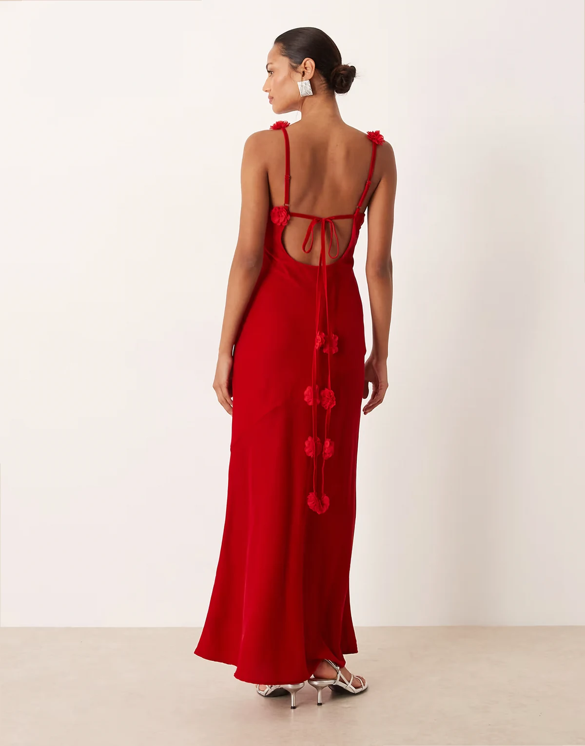 – Satin-Maxikleid in Rot mit Rückenausschnitt und Rosettendetails