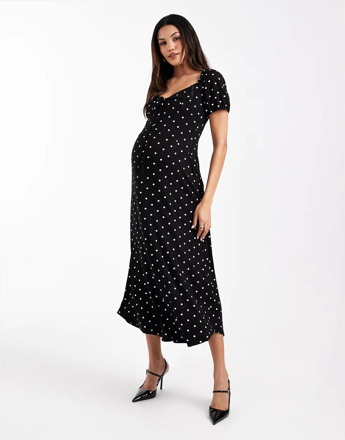 ASOS DESIGN Maternity – Czarna sukienka wiązana midi w groszki z bufkami i karbowanym kołnierzem