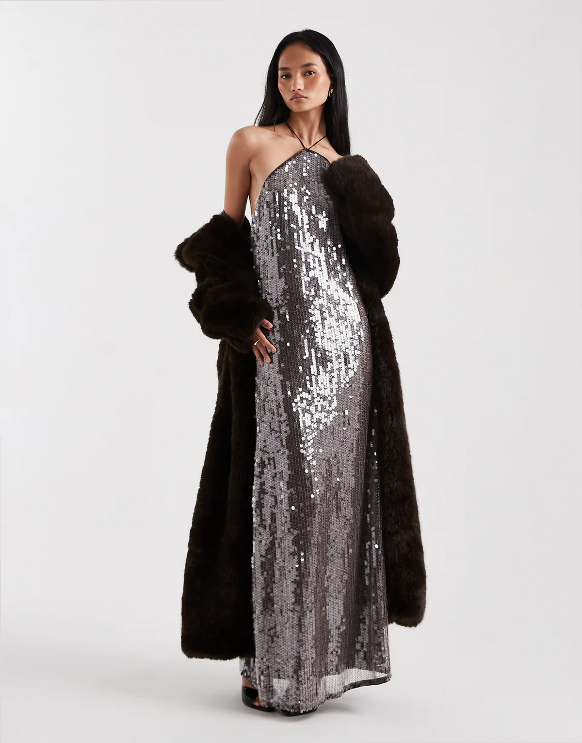 – Neckholder-Maxikleid in Schokobraun mit Scheibenpailletten