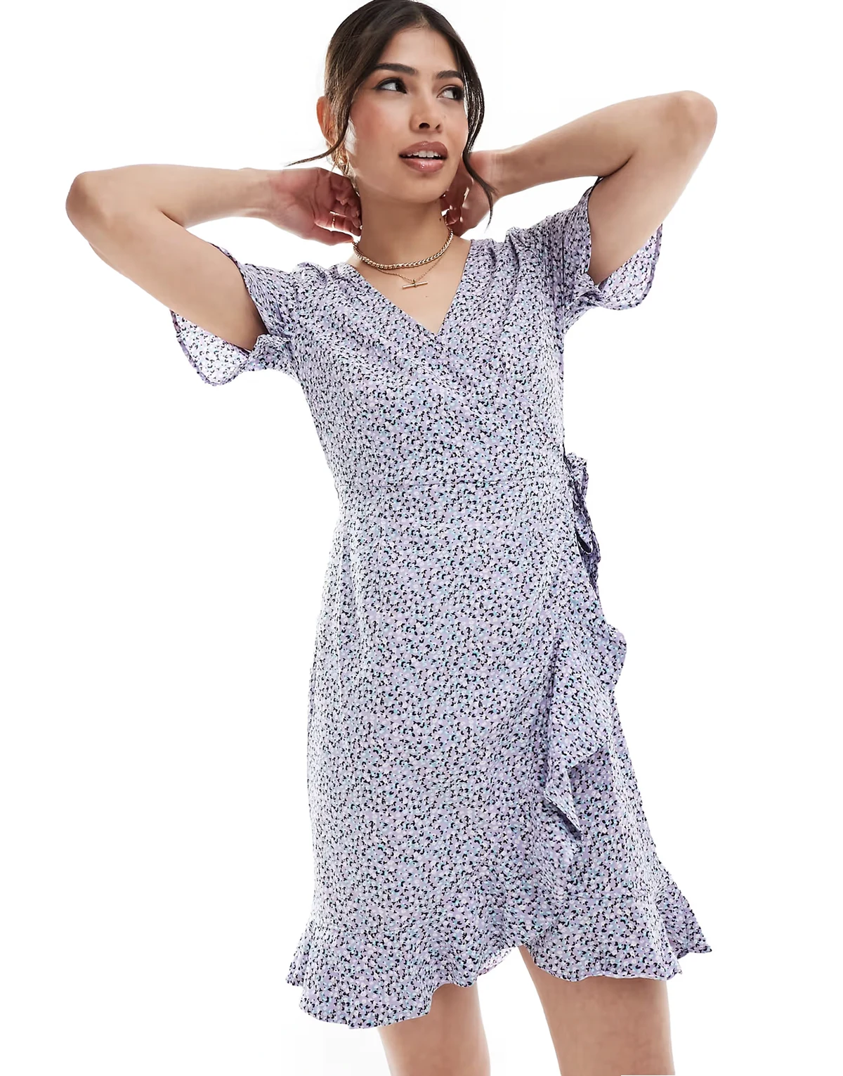 – Mini-Wickelkleid in Flieder mit Rüschen und Blümchenmuster