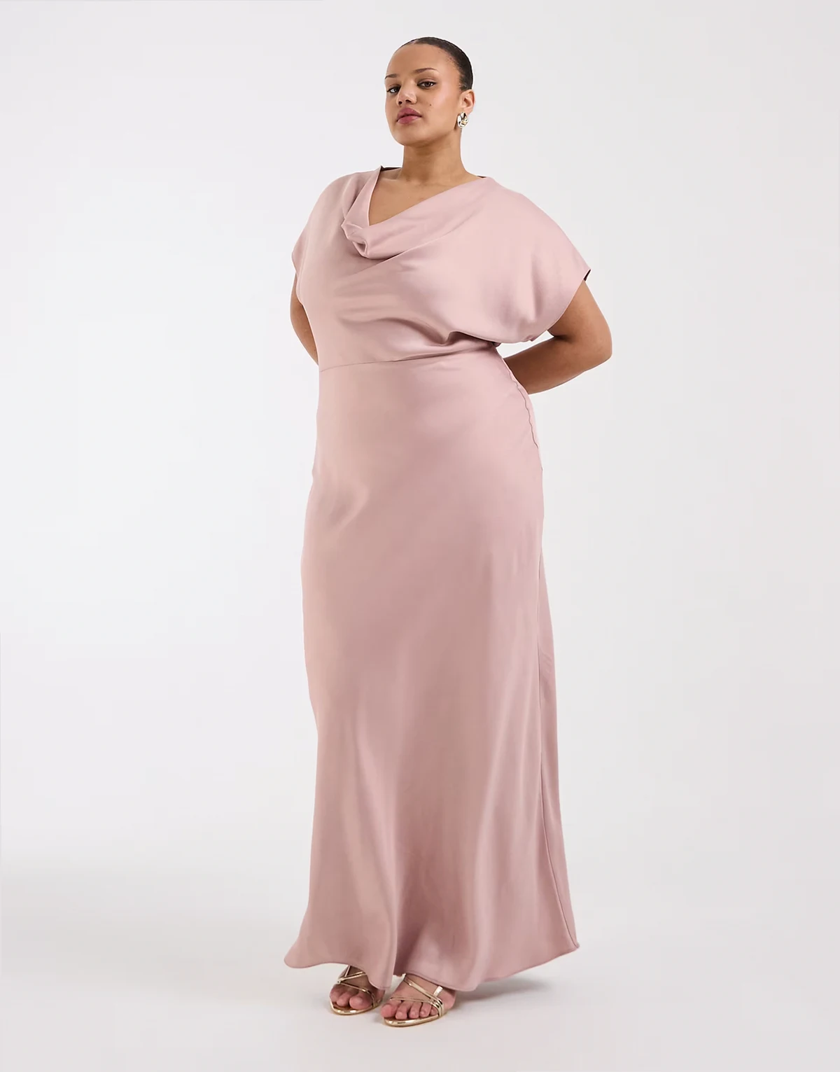 Bridesmaids – Satynowa sukienka maxi z drapowanym dekoltem w kolorze zgaszonego różu