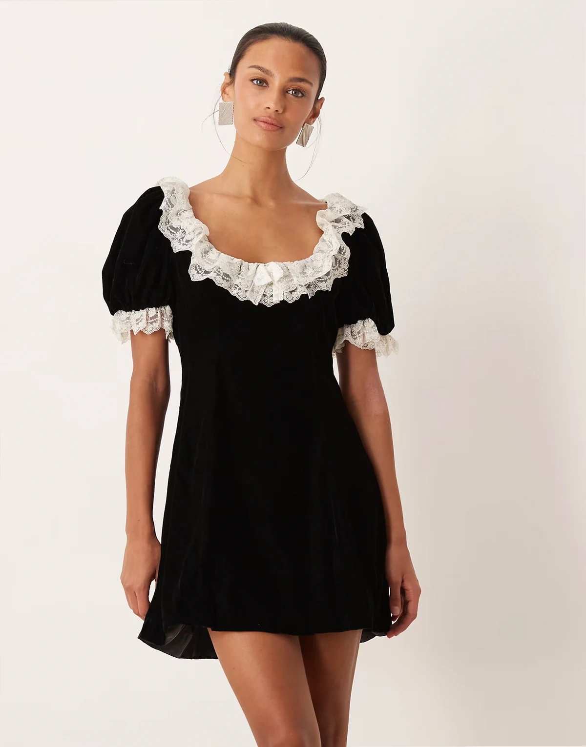 – Samt-Minikleid in Schwarz mit U-Ausschnitt und Spitzen-Rüschen