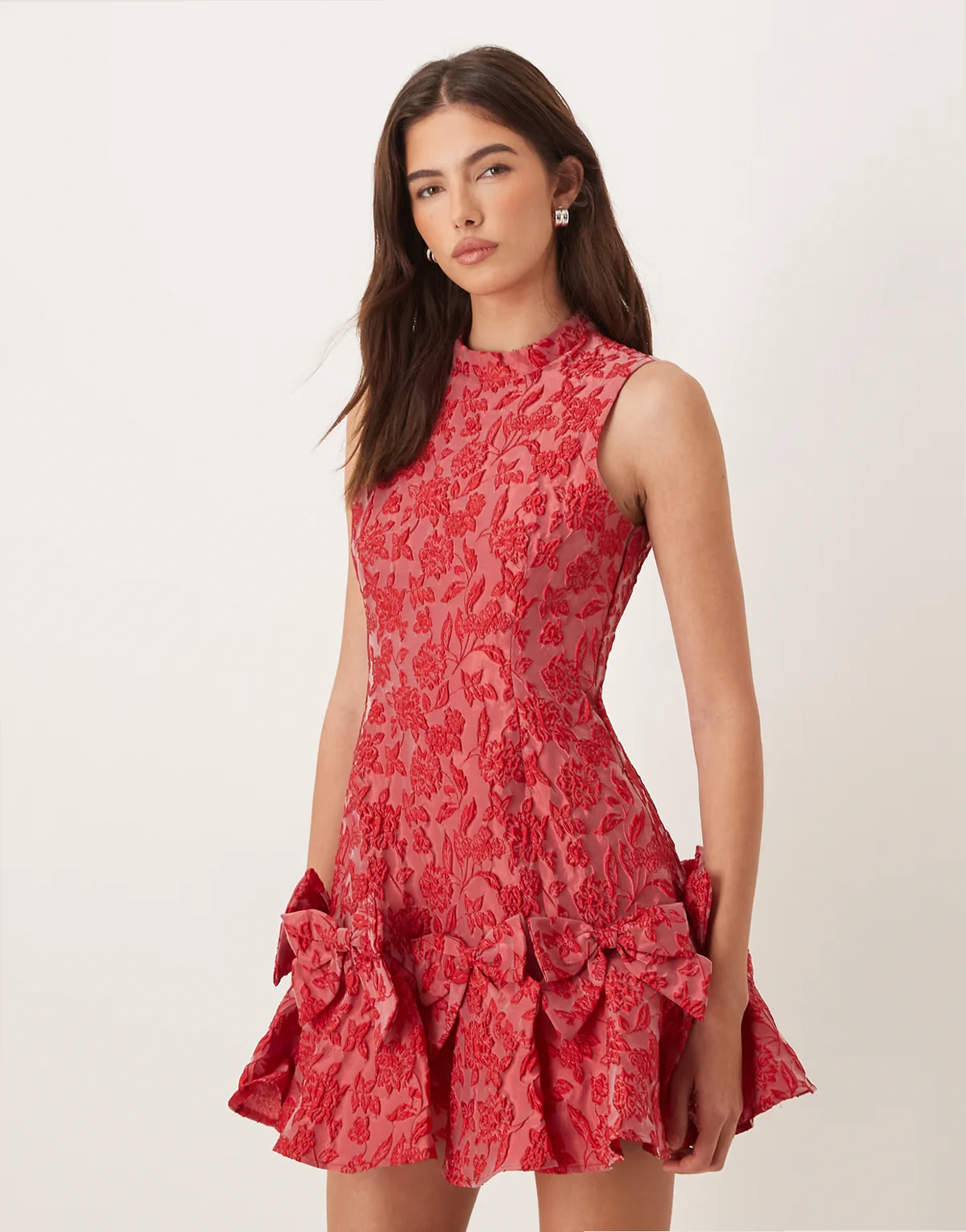 – Exklusives, ärmelloses Jacquard-Minikleid in Rot mit geraffter Taille und Schleifchen am Saum