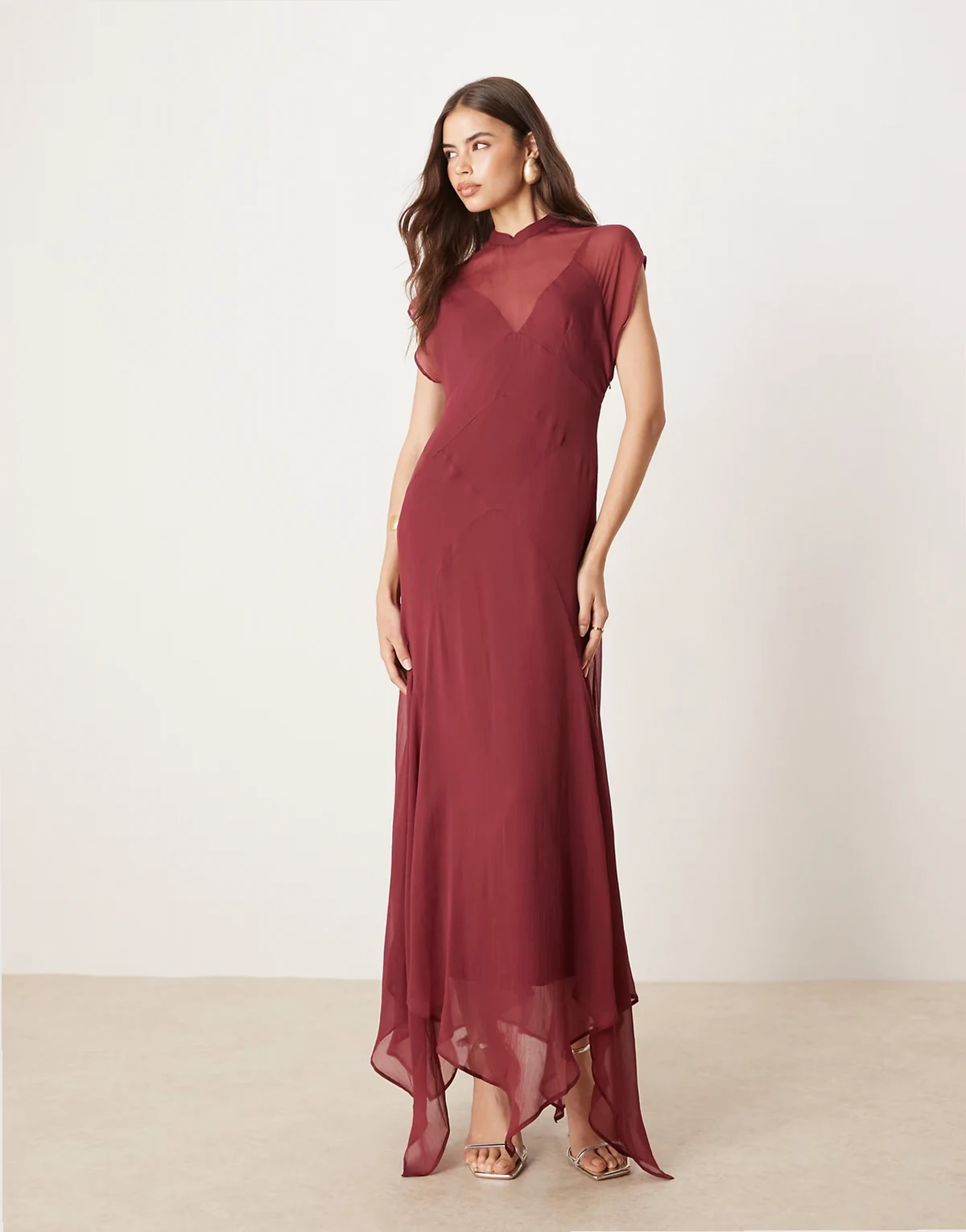 ASOS DESIGN Tall – Szyfonowa sukienka maxi z golfem i asymetrycznym dołem w ciemnym wiśniowym kolorze