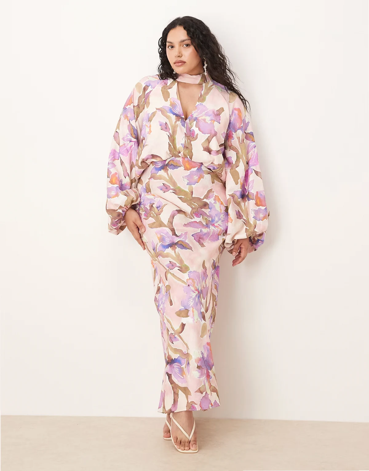 ASOS DESIGN Curve – Liliowa sukienka maxi z golfem i głębokim wycięciem pod szyją i obszernymi rękawami z obcisłym mankietem w akwarelowy kwiatowy wzór