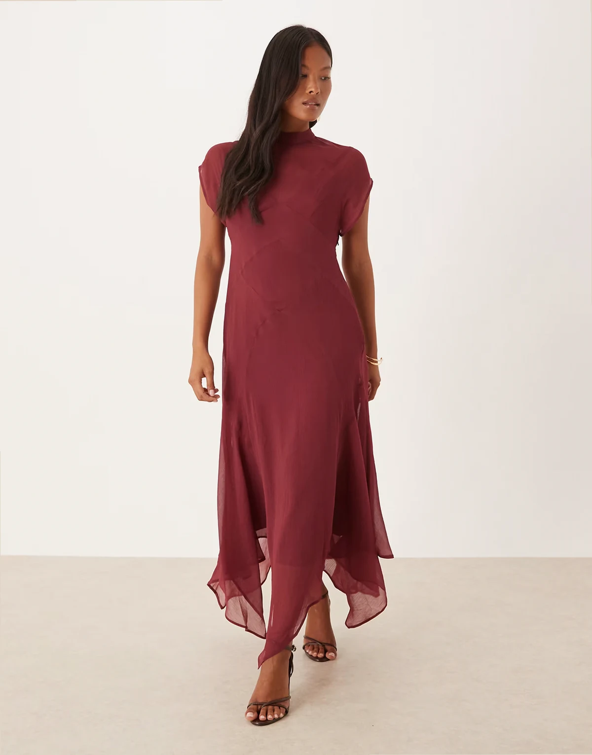 ASOS DESIGN Petite – Hochgeschlossenes Chiffon-Maxikleid in Kirschrot mit Zipfelsaum