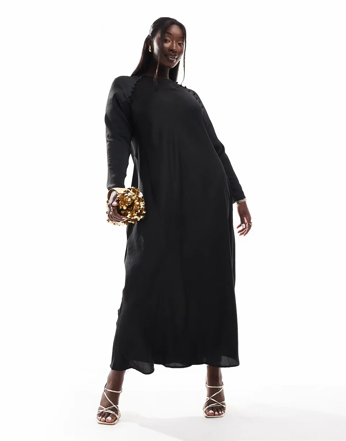 ASOS DESIGN Curve – Czarna satynowa sukienka maxi ze skosu z ozdobnymi guzikami