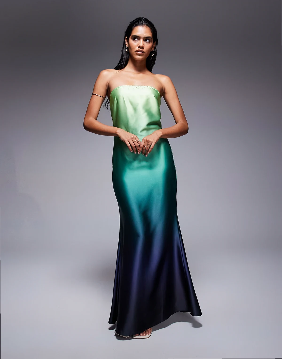 – Trapezförmiges, trägerloses Satin-Maxikleid in Grün mit Ombré-Färbung