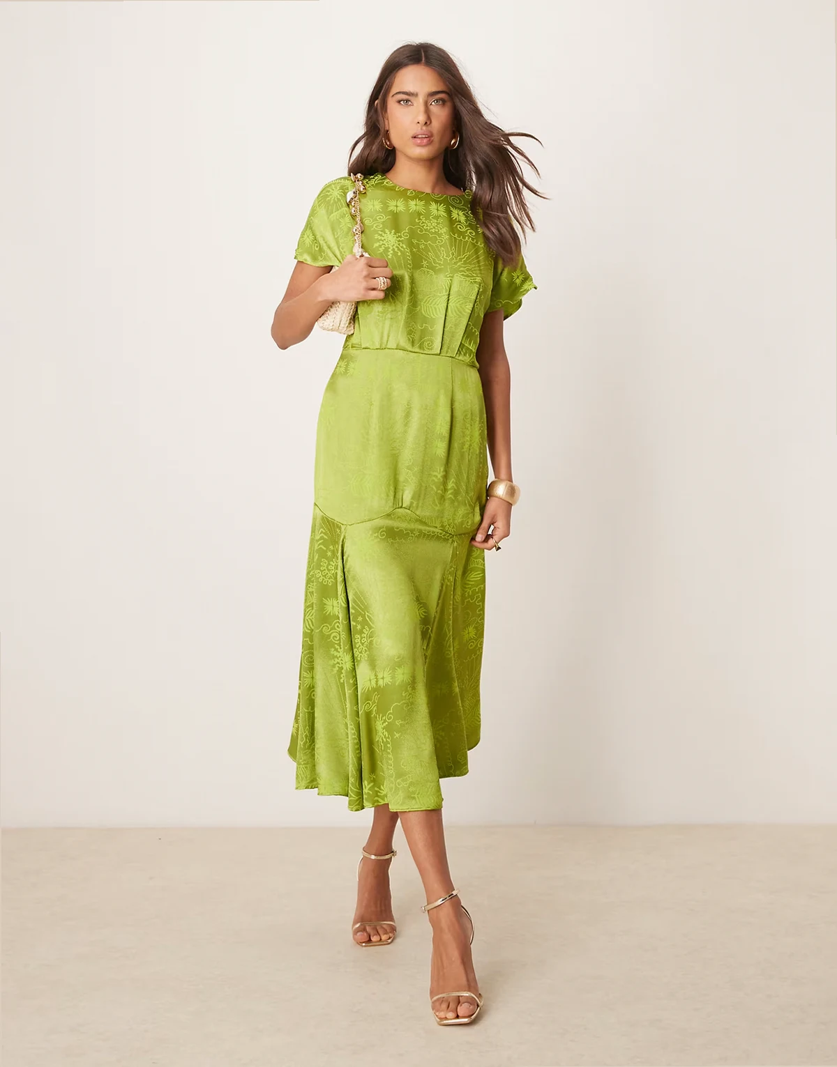 – Zielona satynowa sukienka midaxi z wytłoczonym wzorem