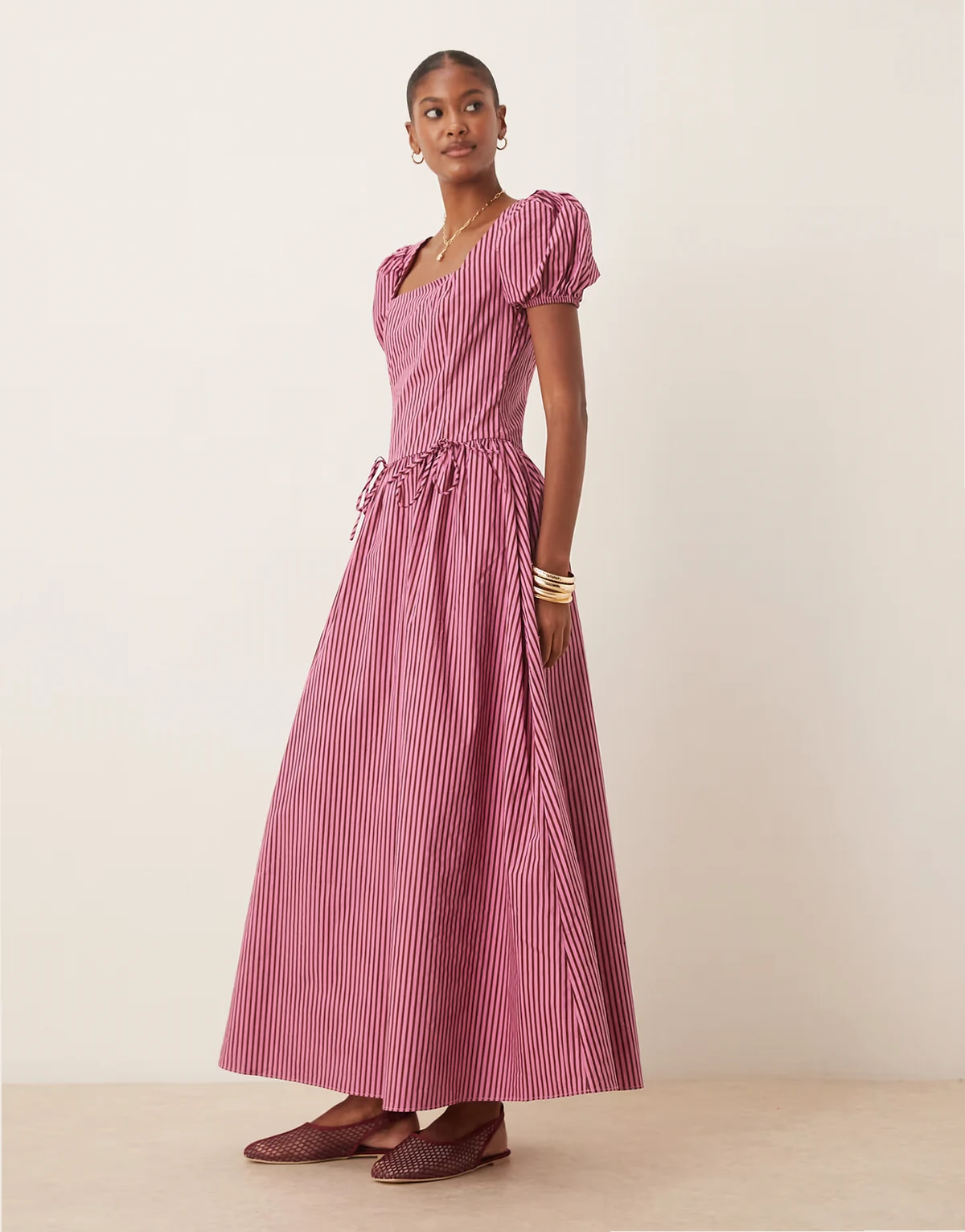 – Gestreiftes, kurzärmliges Maxikleid aus Popeline in Rot und Rosa mit tief angesetzter Taille