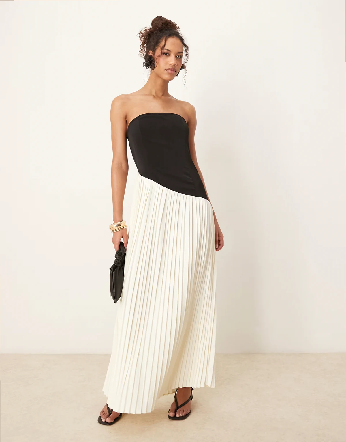 – Maxikleid mit schwarz-weißem Design und asymmetrischen Plissee-Falten