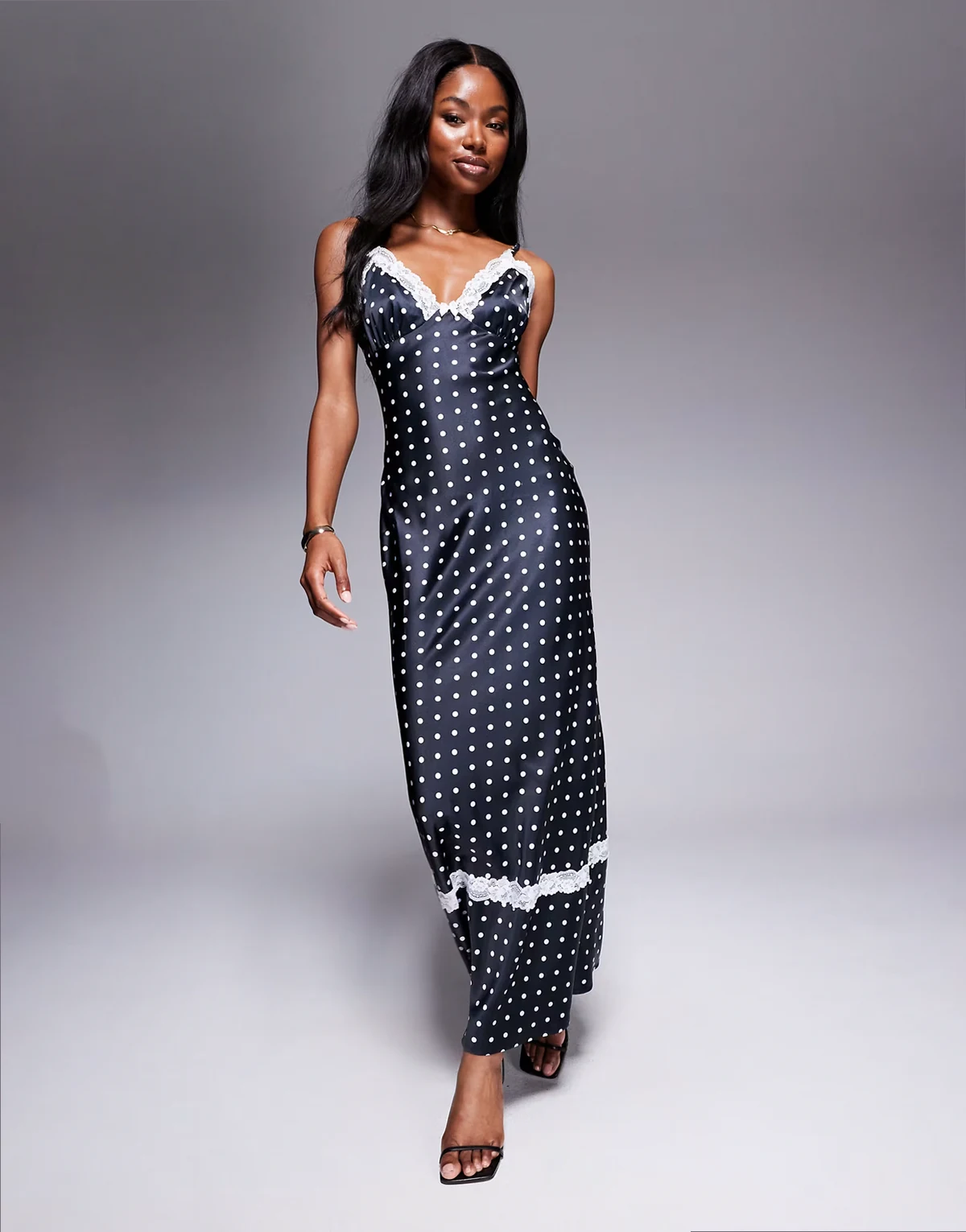 London – Maxikleid aus Satin in Schwarz und Weiß gepunktet mit Spitzenborte