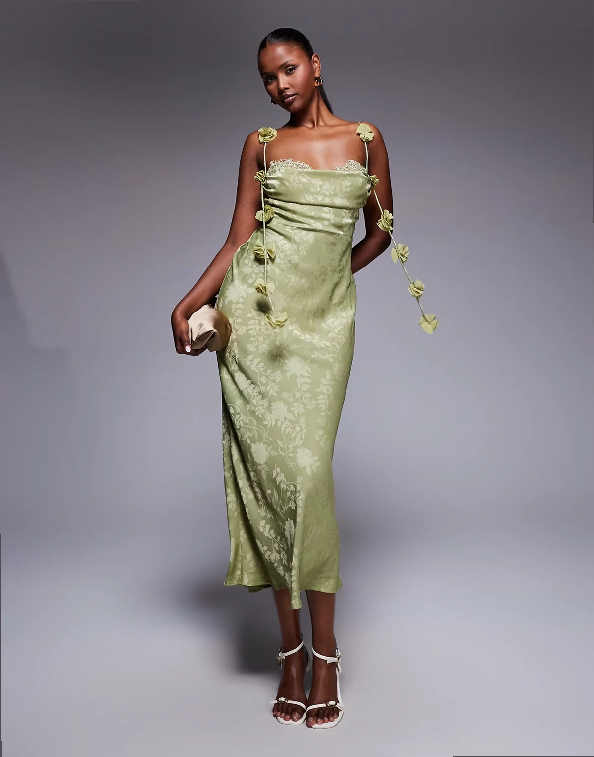 London – Maxikleid aus Satin-Jacquard in Olivgrün mit Dekolleté und Trägern mit drapierten Blütendetails aus Spitze