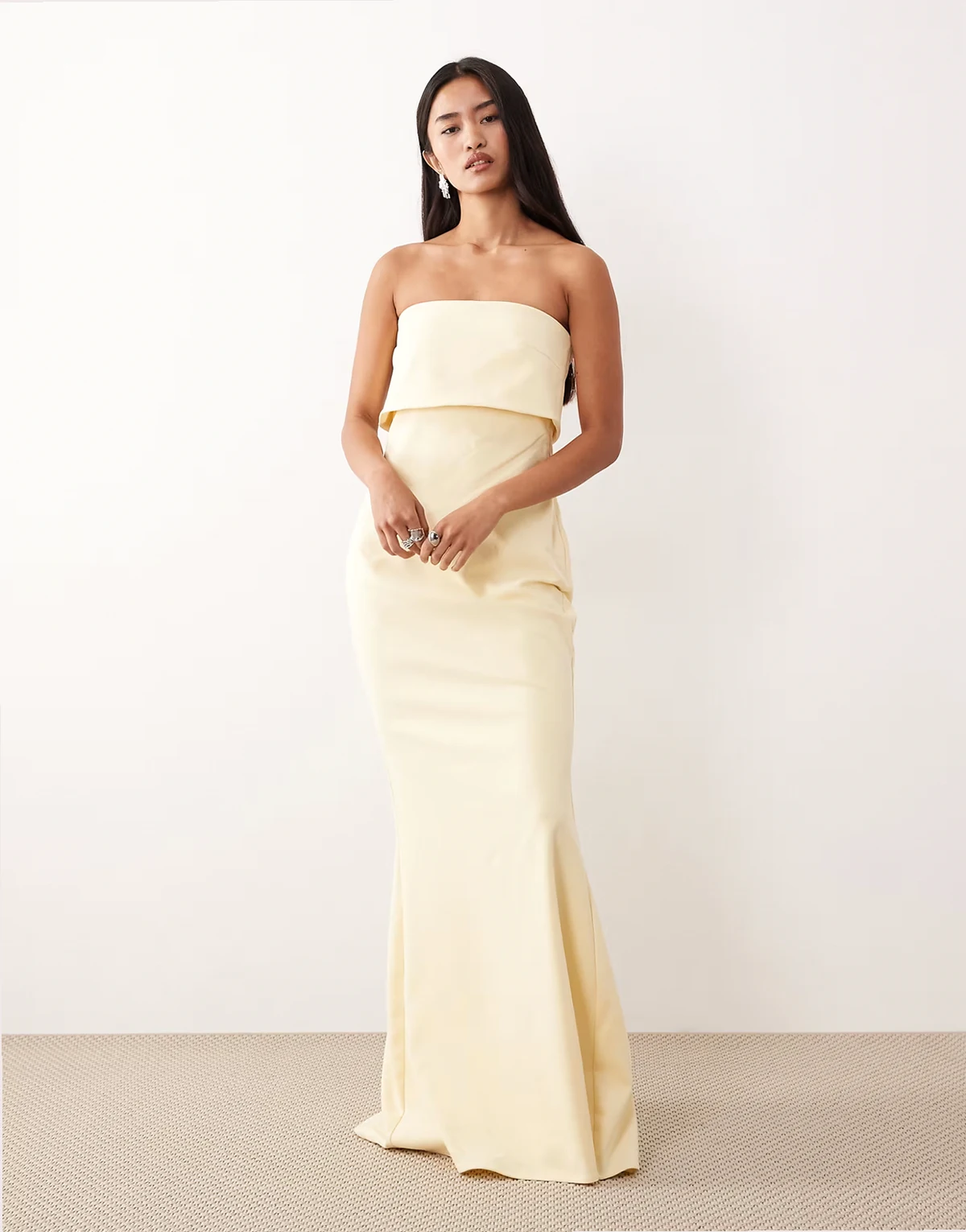 Bridesmaids – Julia – Cytrynowa sukienka maxi bez ramiączek z wywiniętą wstawką