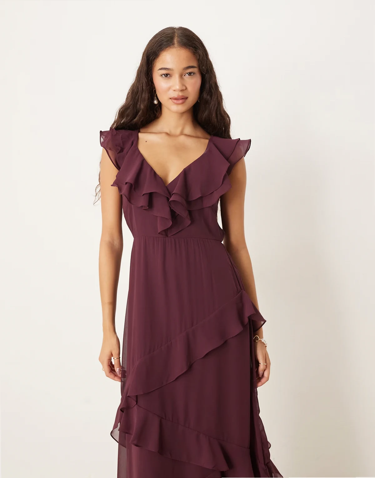 – Chiffon-Maxikleid in Burgunderrot mit V-Ausschnitt und Rüschen