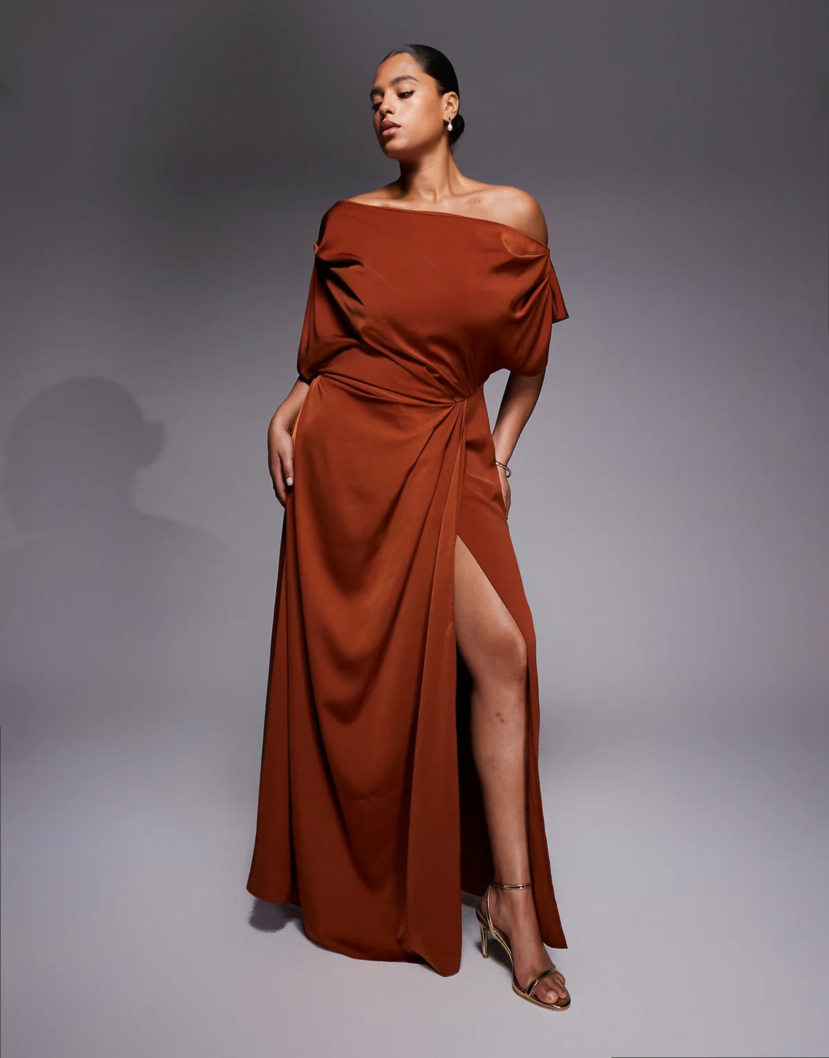 ASOS DESIGN Curve Exclusive – Rdzawa satynowa sukienka maxi z opadającym ramieniem i rozcięciem z boku