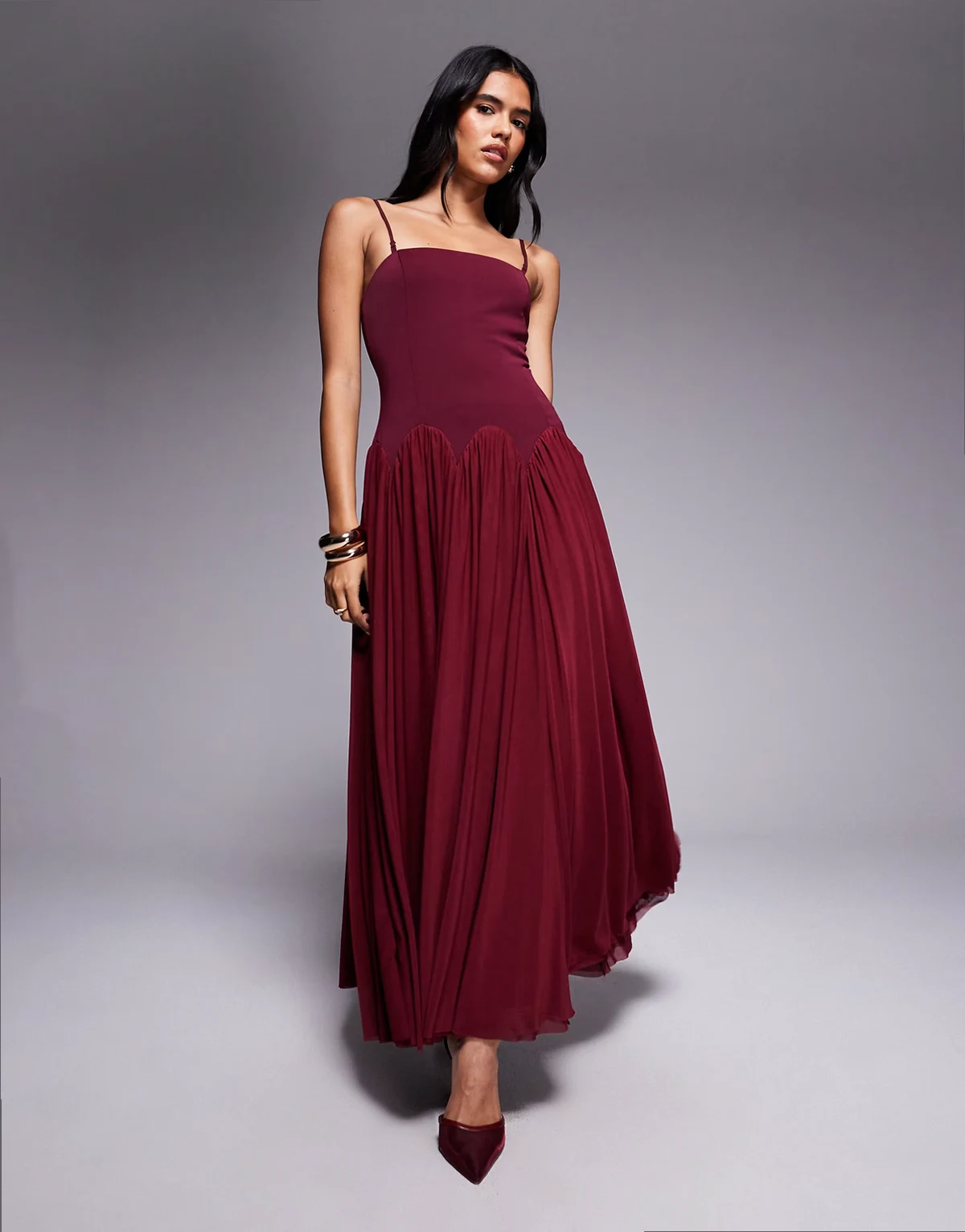 London – Plissiertes Camisole-Maxikleid in Burgunderrot mit tiefer Taille mit Bogenkante