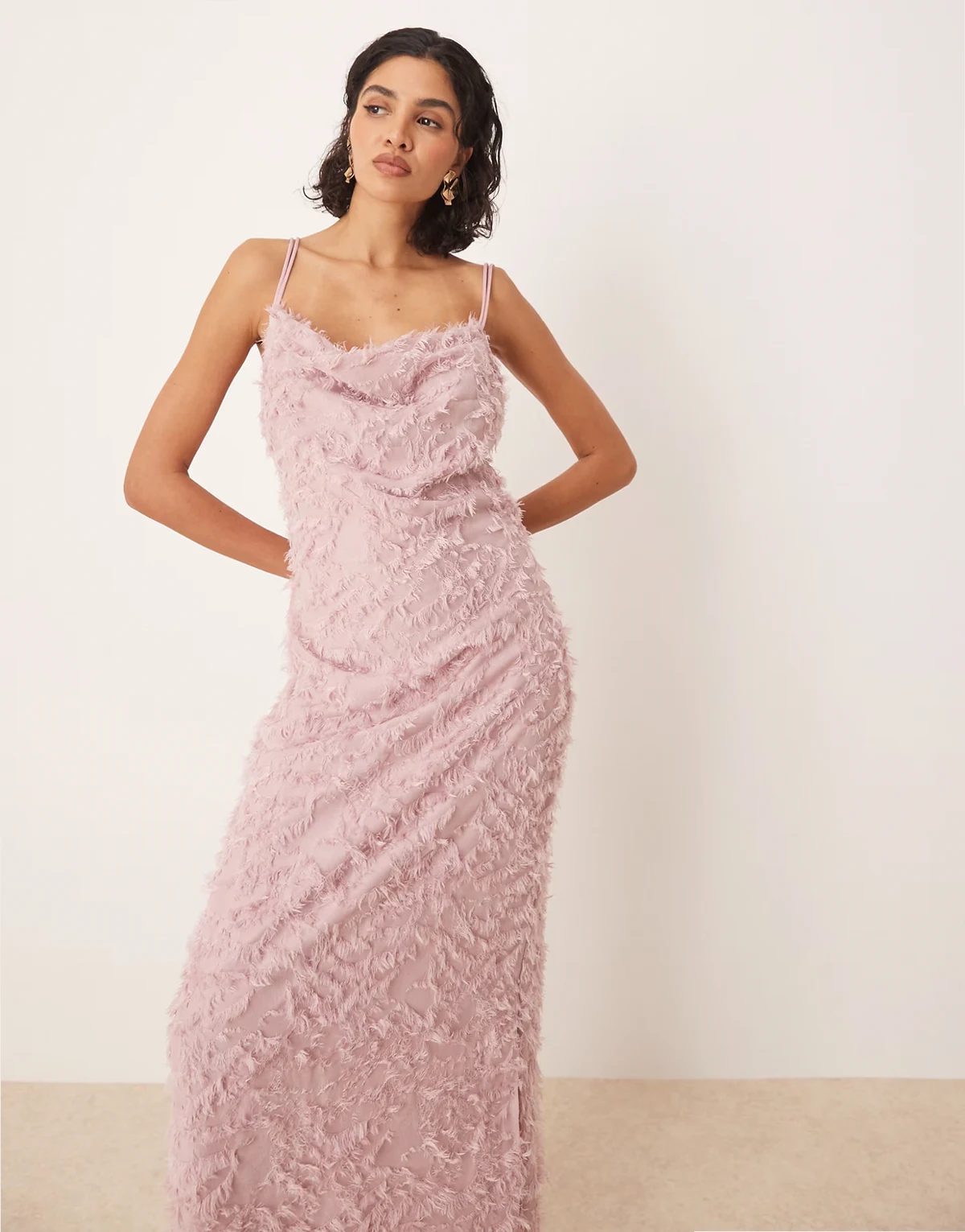 – Strukturiertes Maxi-Trägerkleid in Rosé mit Wasserfallausschnitt