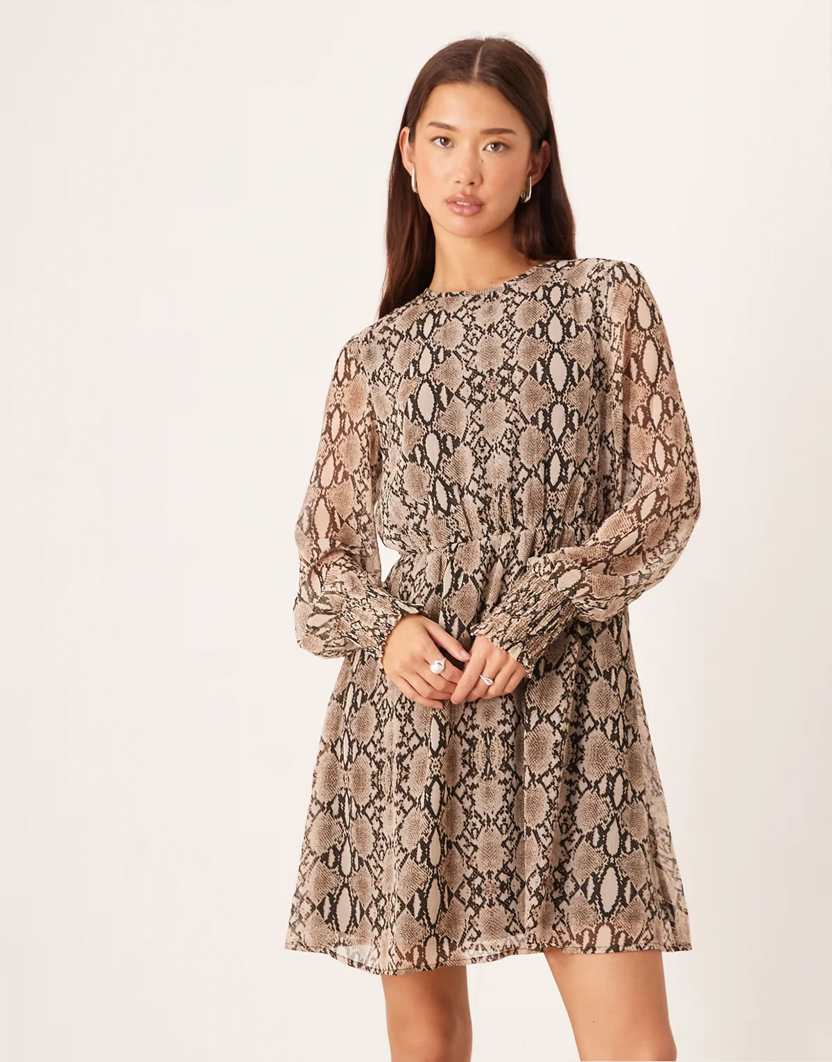 – Langärmliges Minikleid in Neutral mit Schlangenmuster