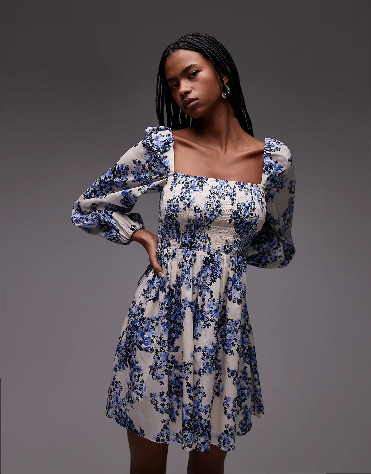 – Minikleid mit blauem Blumenprint, quadratischem Ausschnitt und gerafftem Oberteil