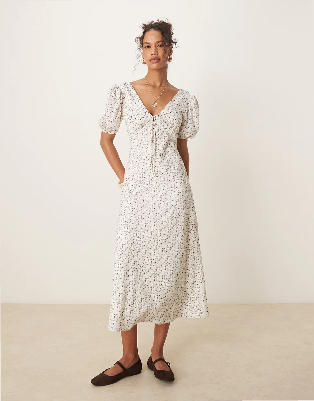 – Maxikleid mit V-Ausschnitt, Bindedetail vorne und fliederfarbenen Blumen