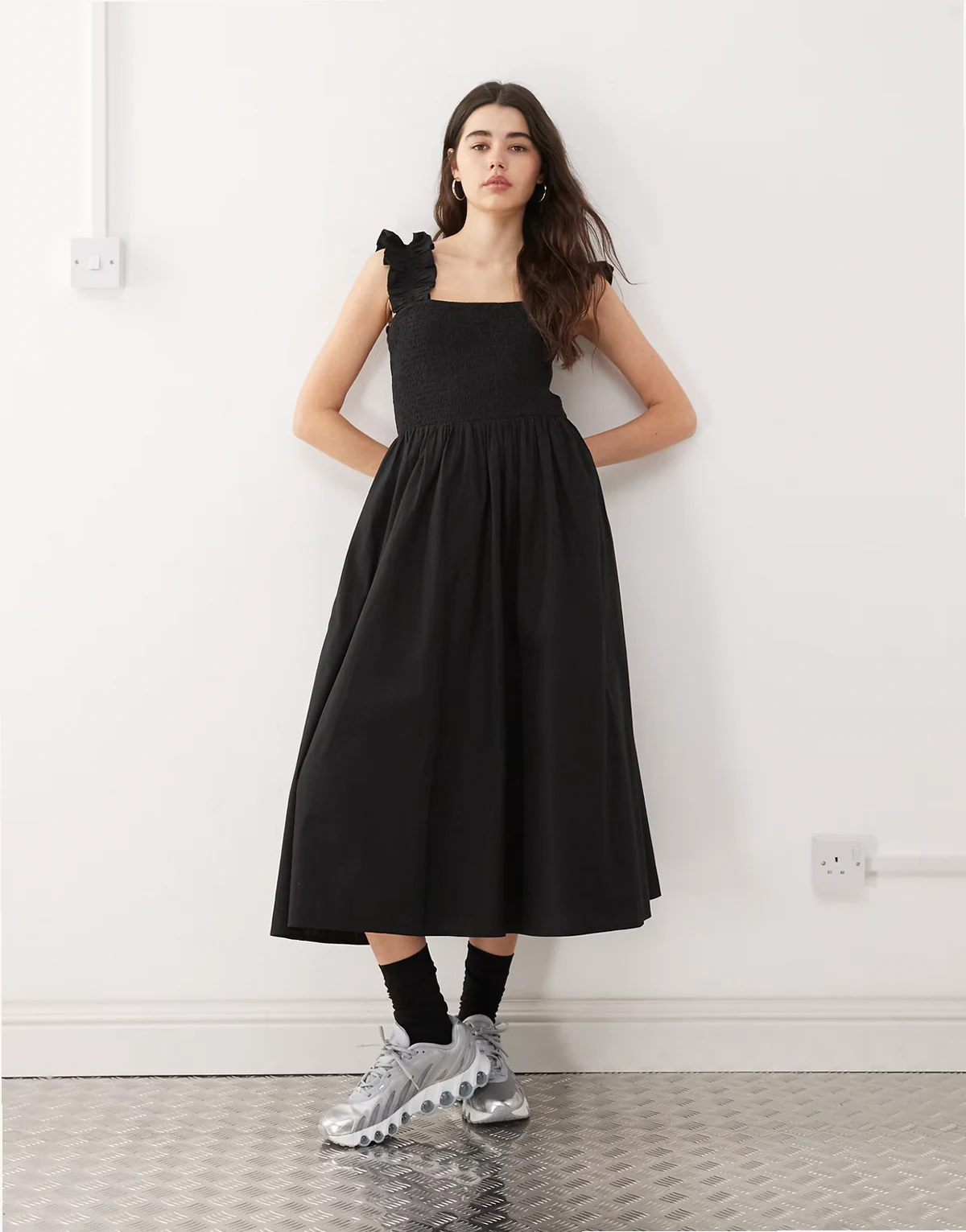 – Midikleid aus Webstoff in Schwarz mit Rüschenträgern