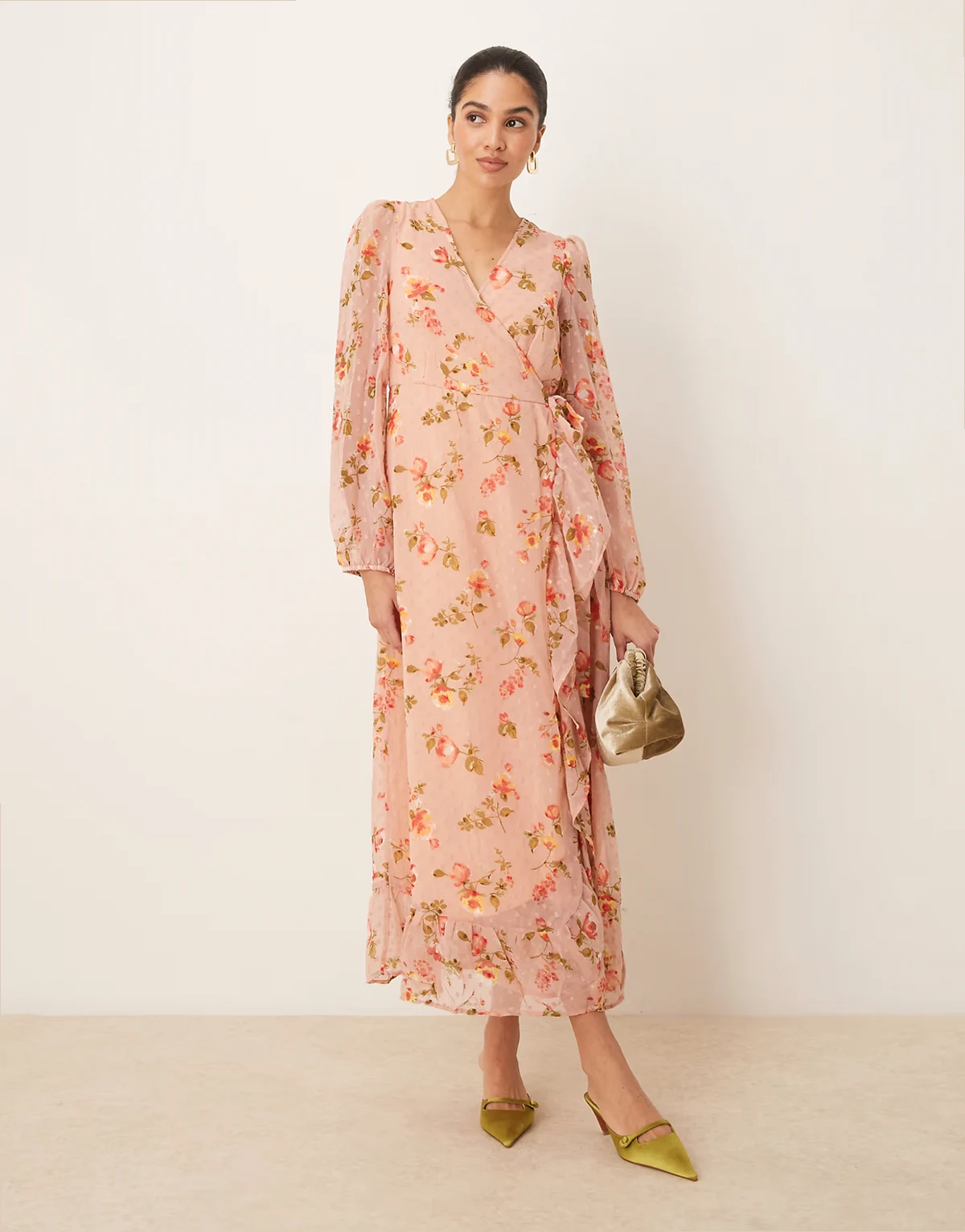 – Rosa Maxikleid mit Wickeldesign, Punktestruktur, Rüschenverzierung und Blumenmuster
