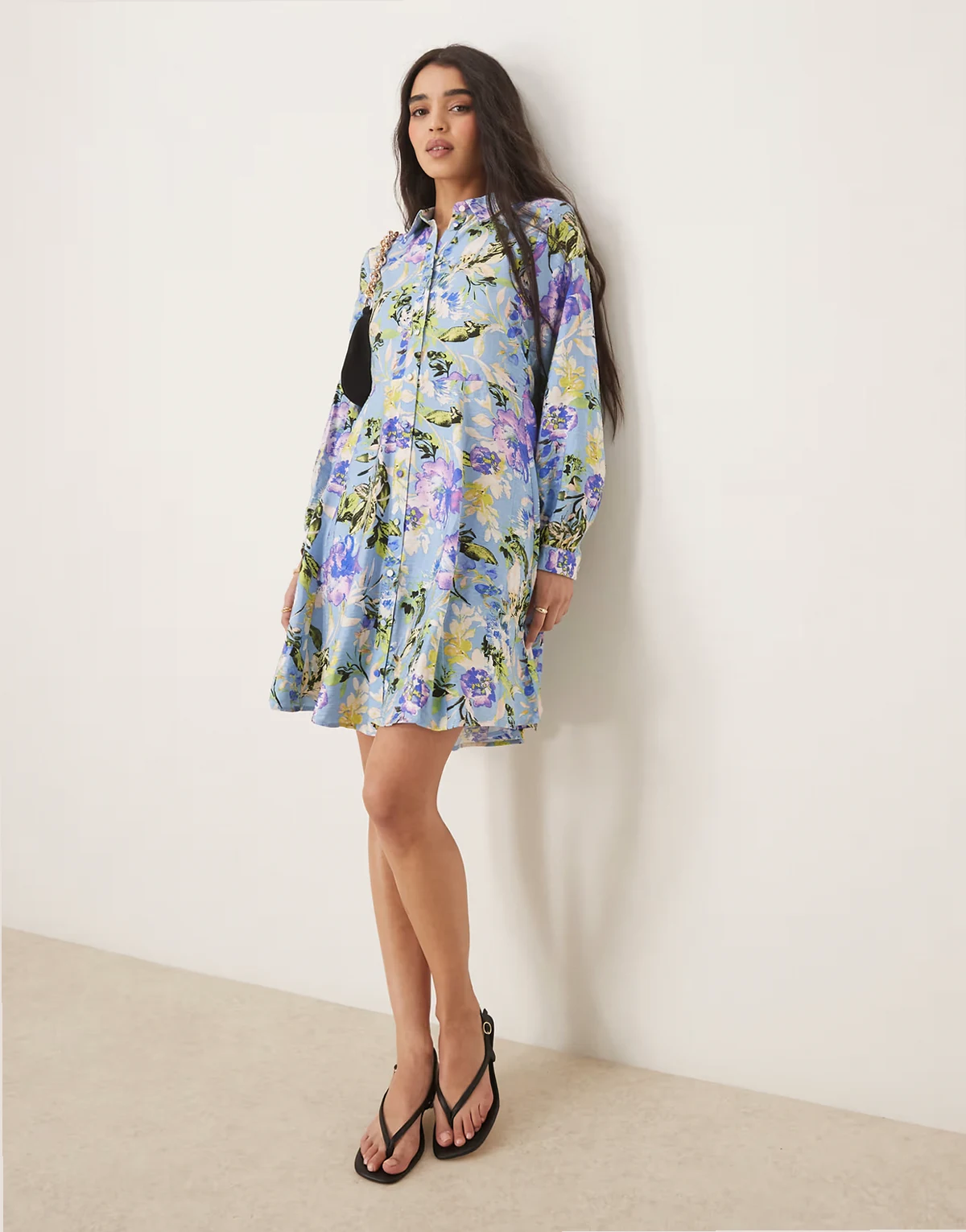 – Mini-Hemdkleid mit Blumenmuster in Blau und schwingendem Saum