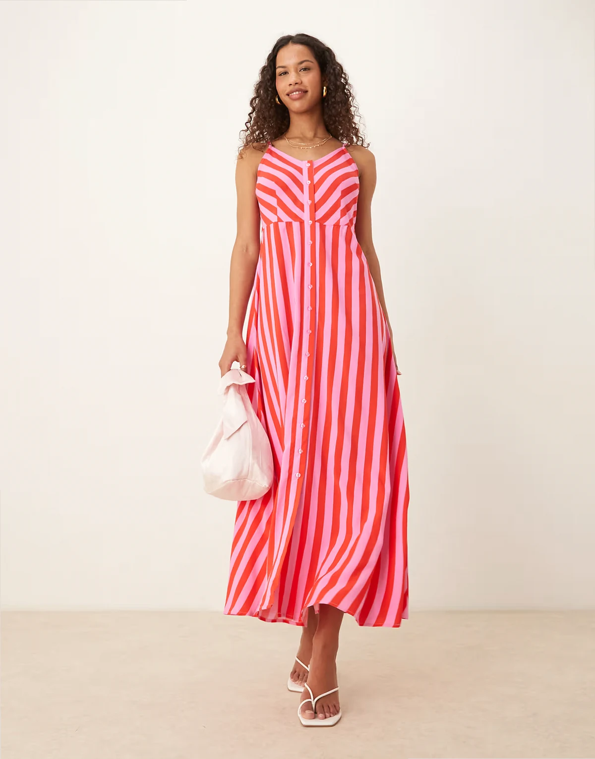 – Camisole-Maxikleid in Rosa und Rot gestreift mit Knopfleiste vorne