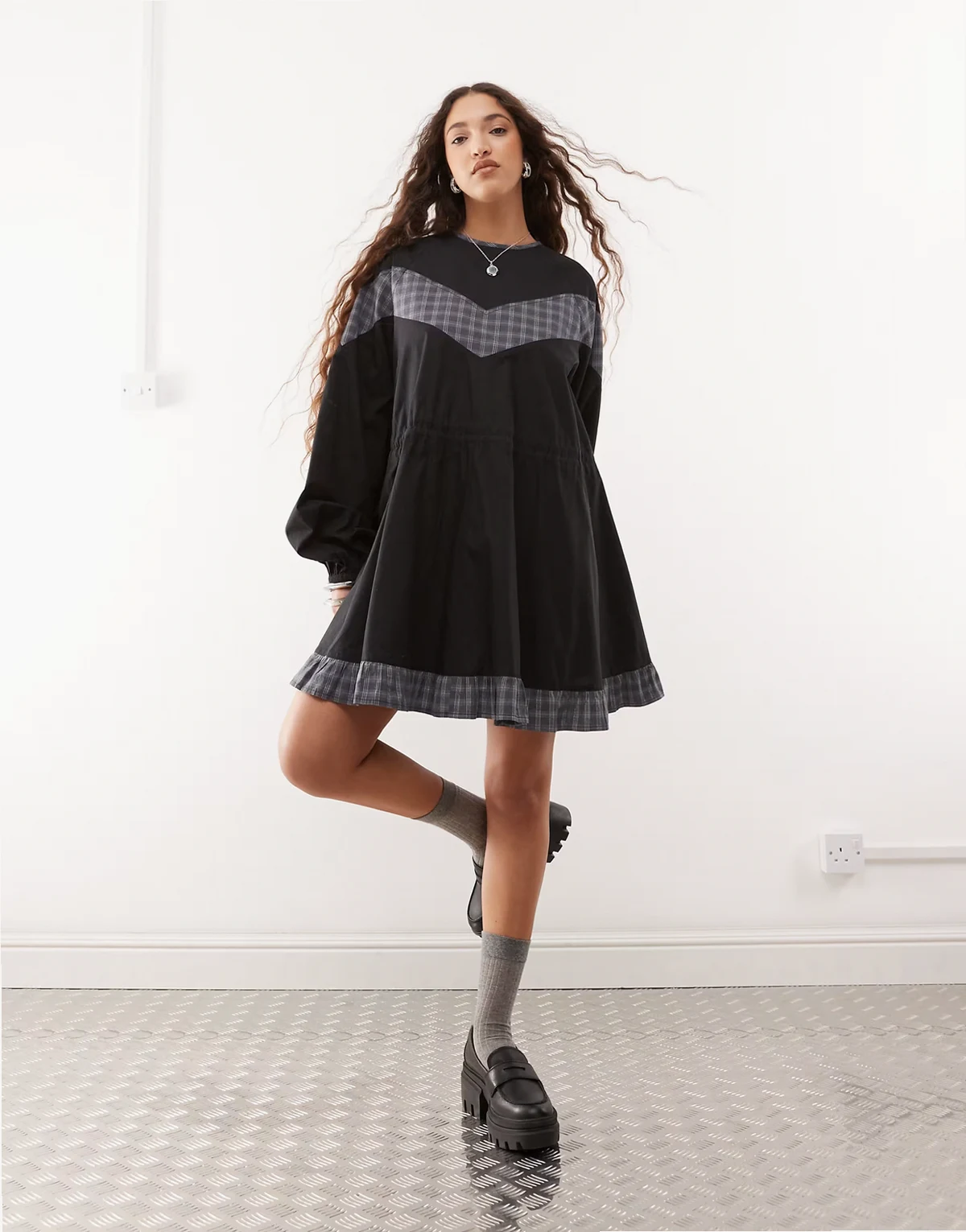 – Mini-Hängerkleid in Grau kariert