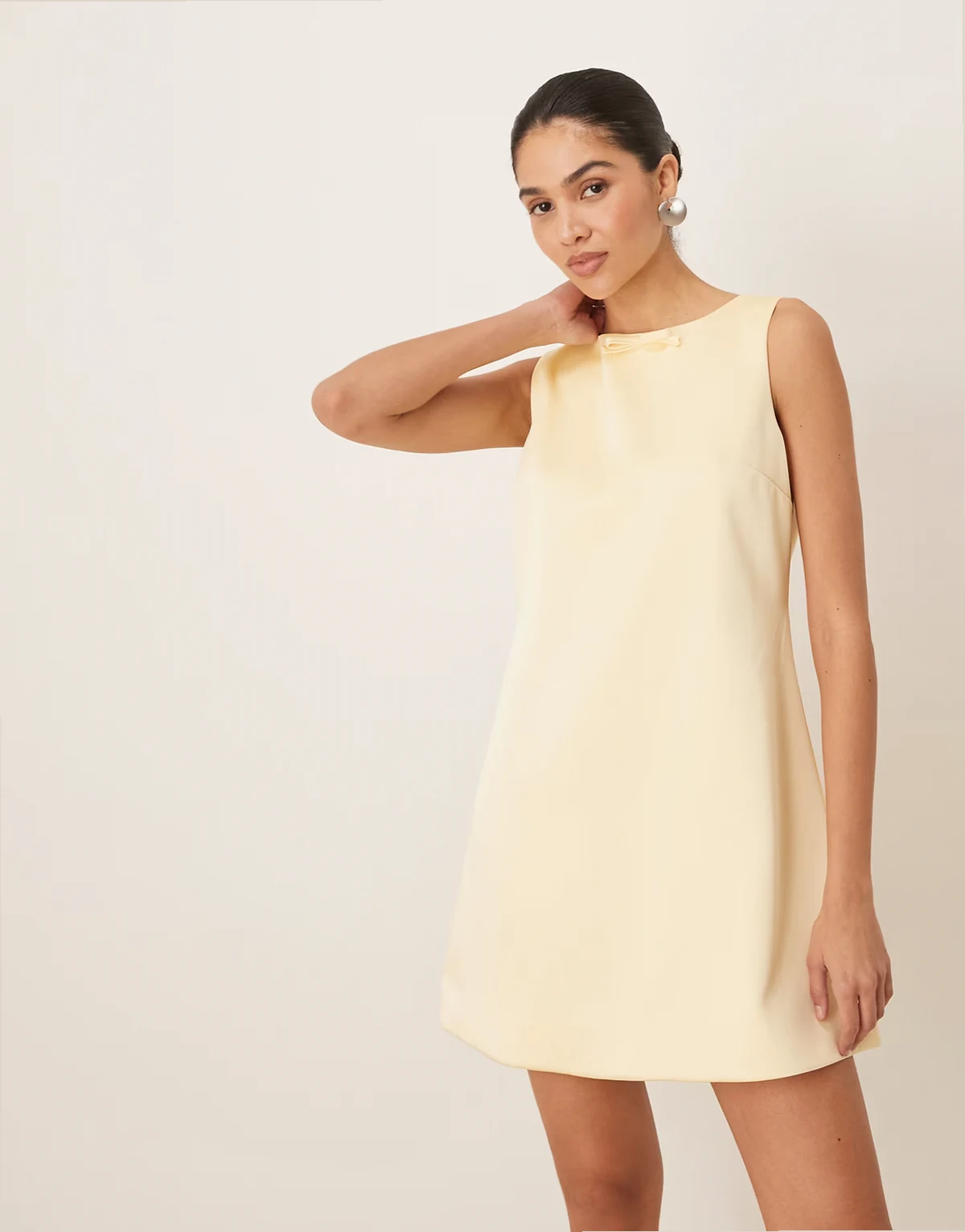 – Mini-Etuikleid aus Satin in Zitronengelb