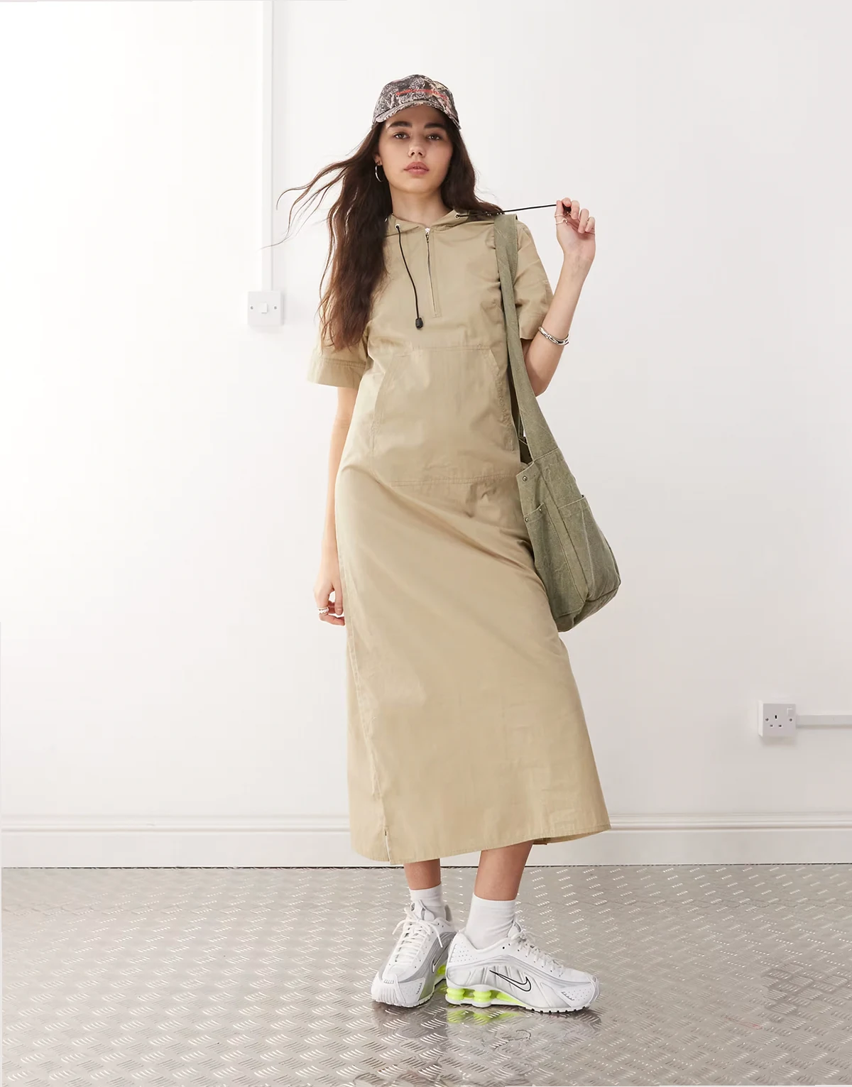 – Sportliches A-Linien-Maxikleid in Steinbeige mit Kapuze