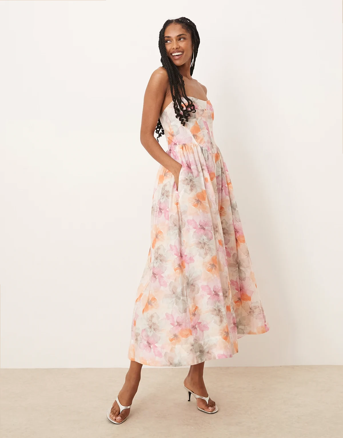 – Lola – Gorsetowa sukienka midi w morelowy kwiatowy wzór