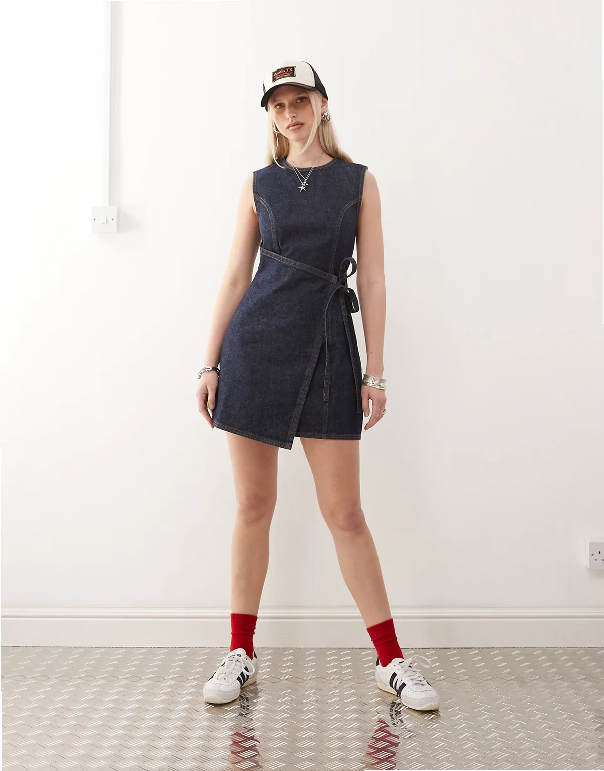 – Mini-Jeanskleid in Rinse-Waschung mit Wickeldetail